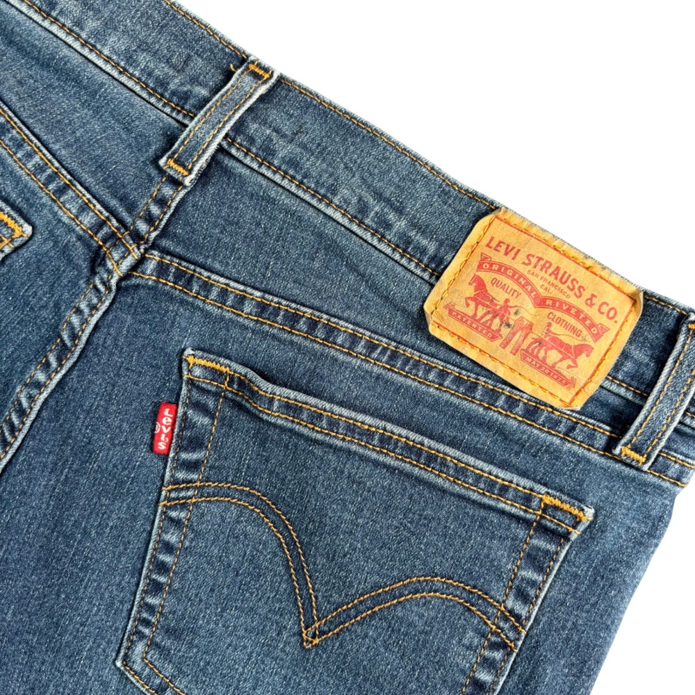 Levi's Women's Boyfriend Jeans Medium Wash Size 30 Relaxed Fit‎ Denim (33x25)